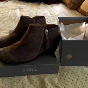 Vionic Suede zipper boots